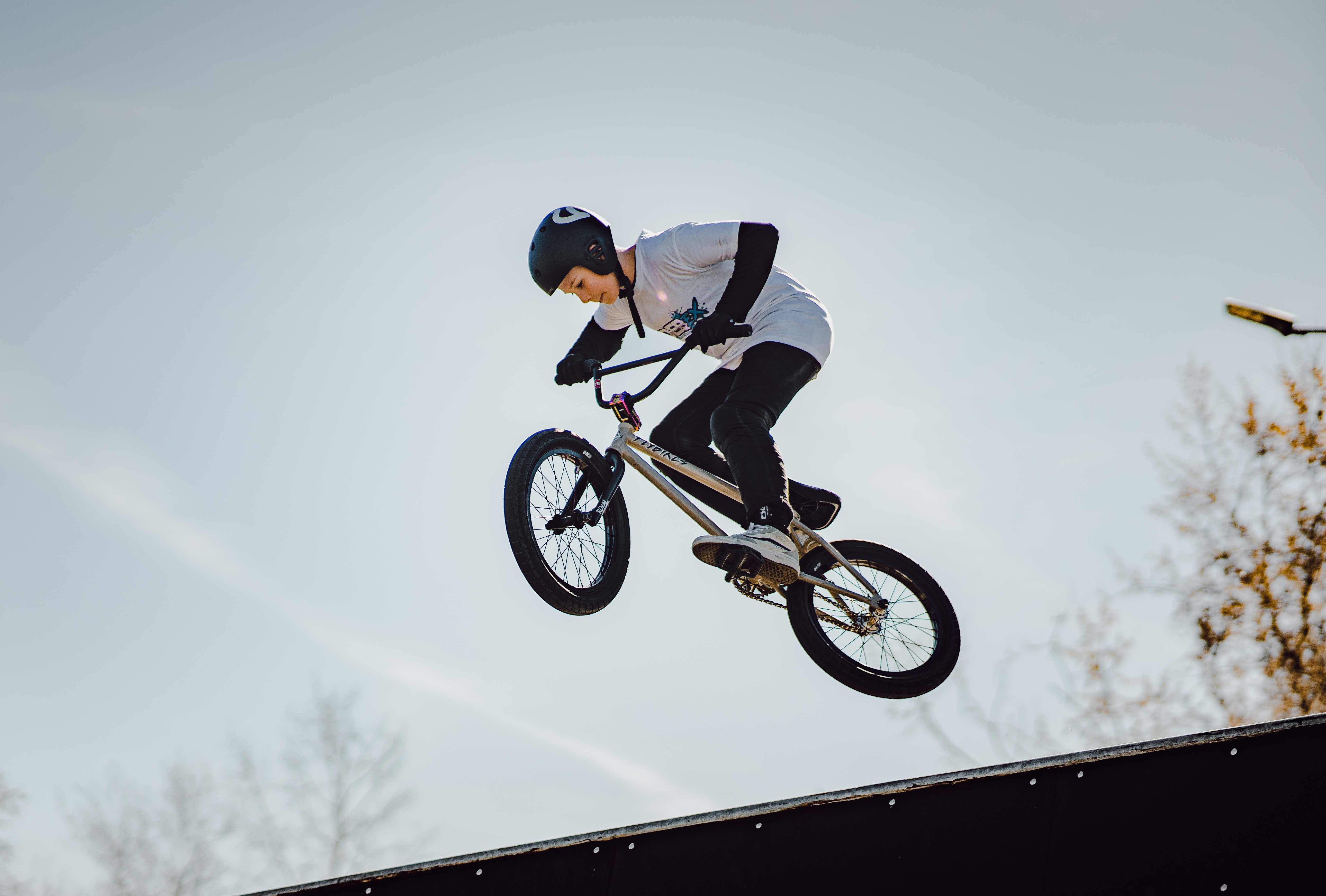 Készen állsz, hogy új szintre emeld BMX tudásodat? Íme két egyszerűen megtanulható BMX trükk.